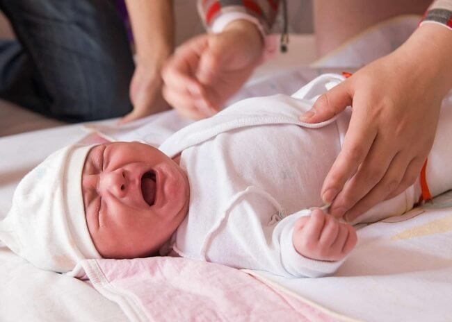 Trẻ sơ sinh vặn mình có thể do trẻ thiếu canxi