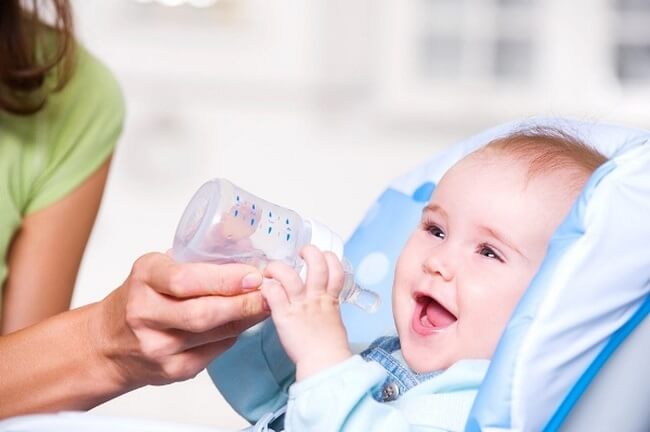 Cho trẻ uống đủ nước giúp tăng cường sức đề kháng