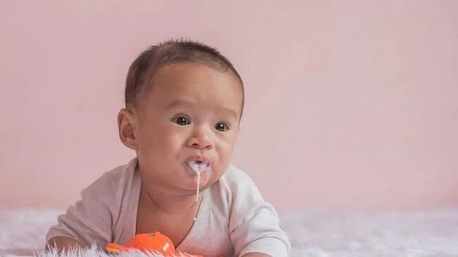 Trẻ sơ sinh hay rặn do gặp một số bệnh lý