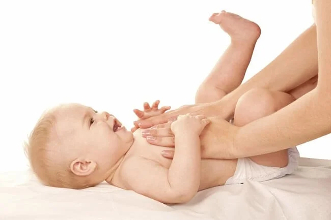 Massage nhẹ nhàng giúp bé cảm thấy thoải mái