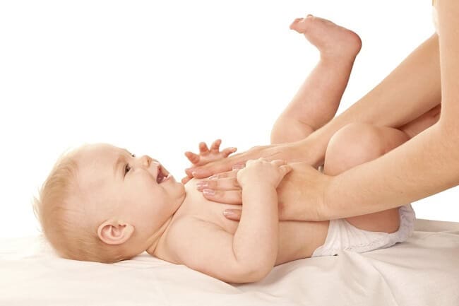 Bạn có thể massage bụng cho bé hàng ngày