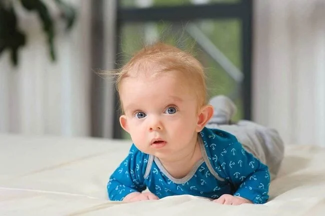 Lẫy là cột mốc quan trọng trong quá trình phát triển của trẻ