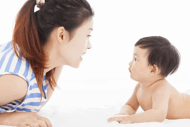 Trẻ sẽ biết bò từ tháng thứ 8