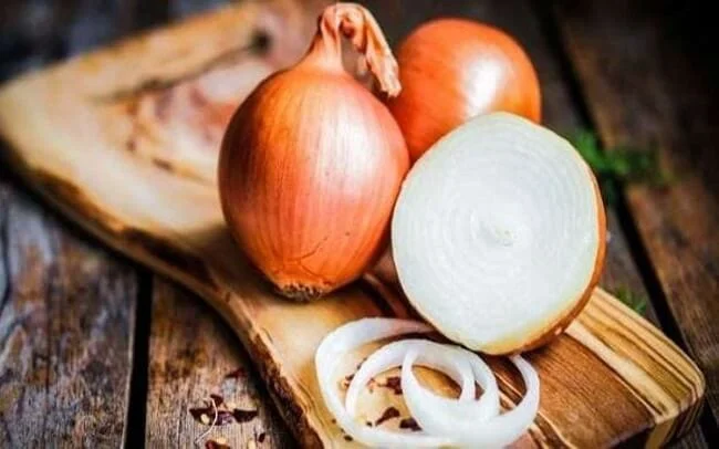 Cách hạ sốt cho trẻ bằng hành tây