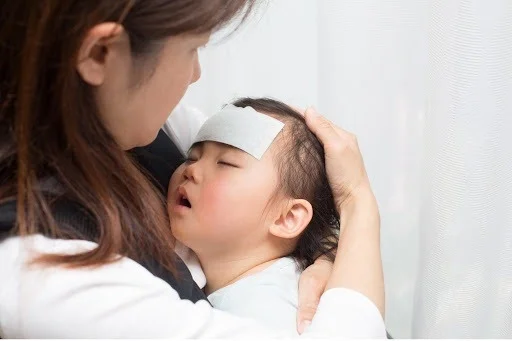 Chườm hạ sốt cho trẻ