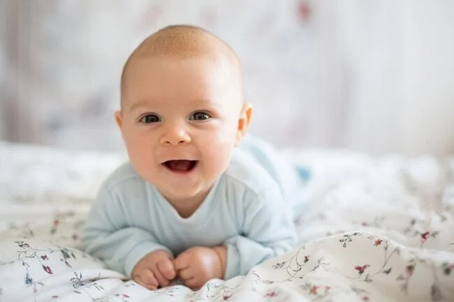 Cho bé tập nằm sấp