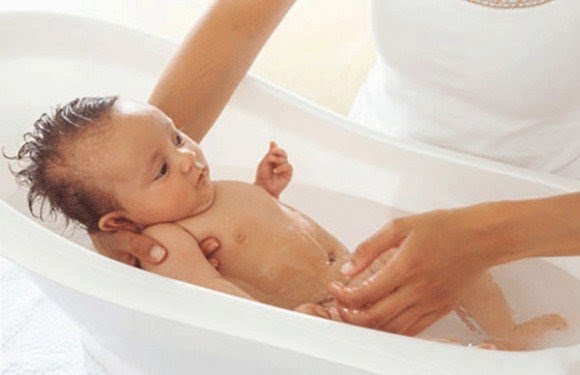 Cách tắm cho trẻ sơ sinh từ 0 đến 6 tháng tuổi