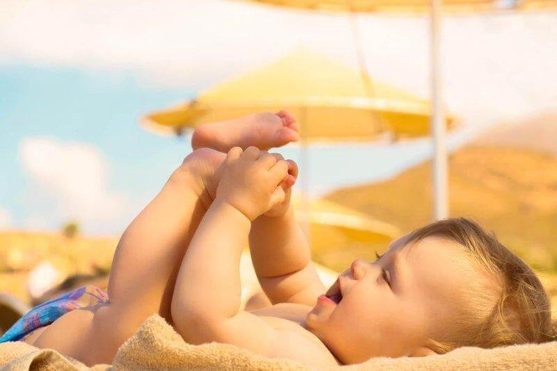 Tắm nắng hạn chế hiện tượng trẻ thừa vitamin D không cần thiết