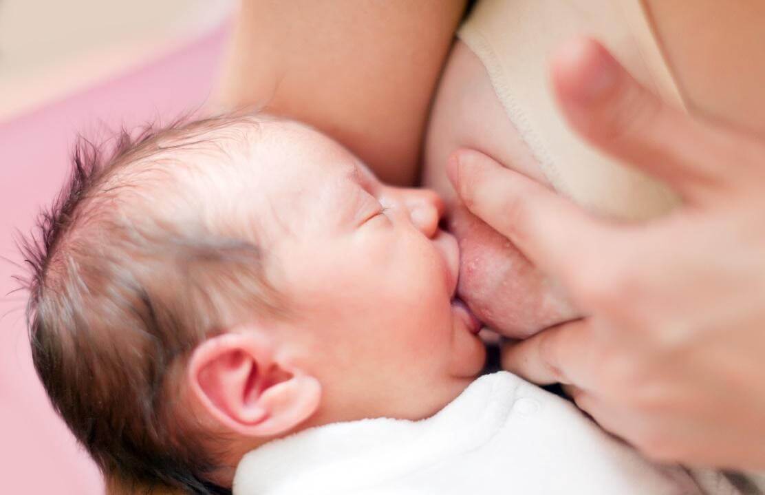 Sữa mẹ và sữa công thức không cung cấp đủ vitamin D cho trẻ sơ sinh