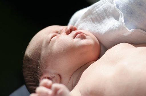 Quan sát màu sắc da toàn thân của trẻ sơ sinh dưới ánh sáng tự nhiên để phát hiện sớm tình trạng vàng da