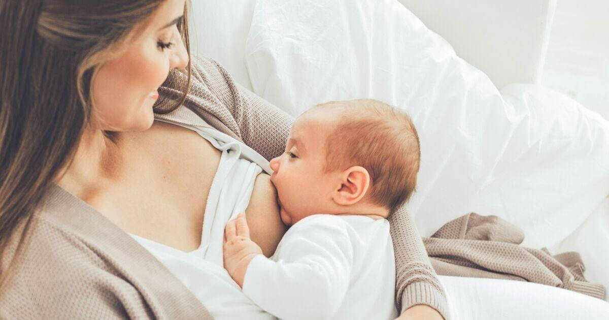 Tăng cường cho trẻ bú mẹ để cải thiện tình trạng vàng da