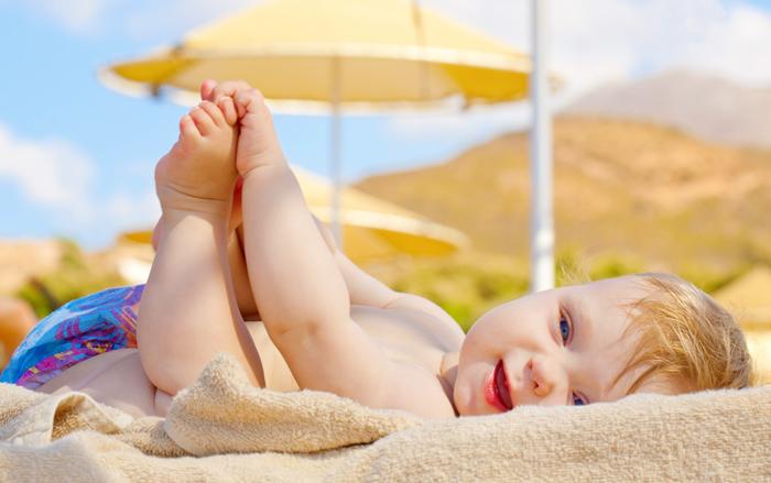 Không nên cho trẻ sơ sinh tắm nắng vì gây tổn thương và ung thư da