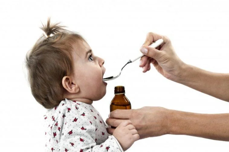 Trẻ biếng ăn và ốm mệt kéo dài nên uống bổ sung vitamin C và D hàng ngày