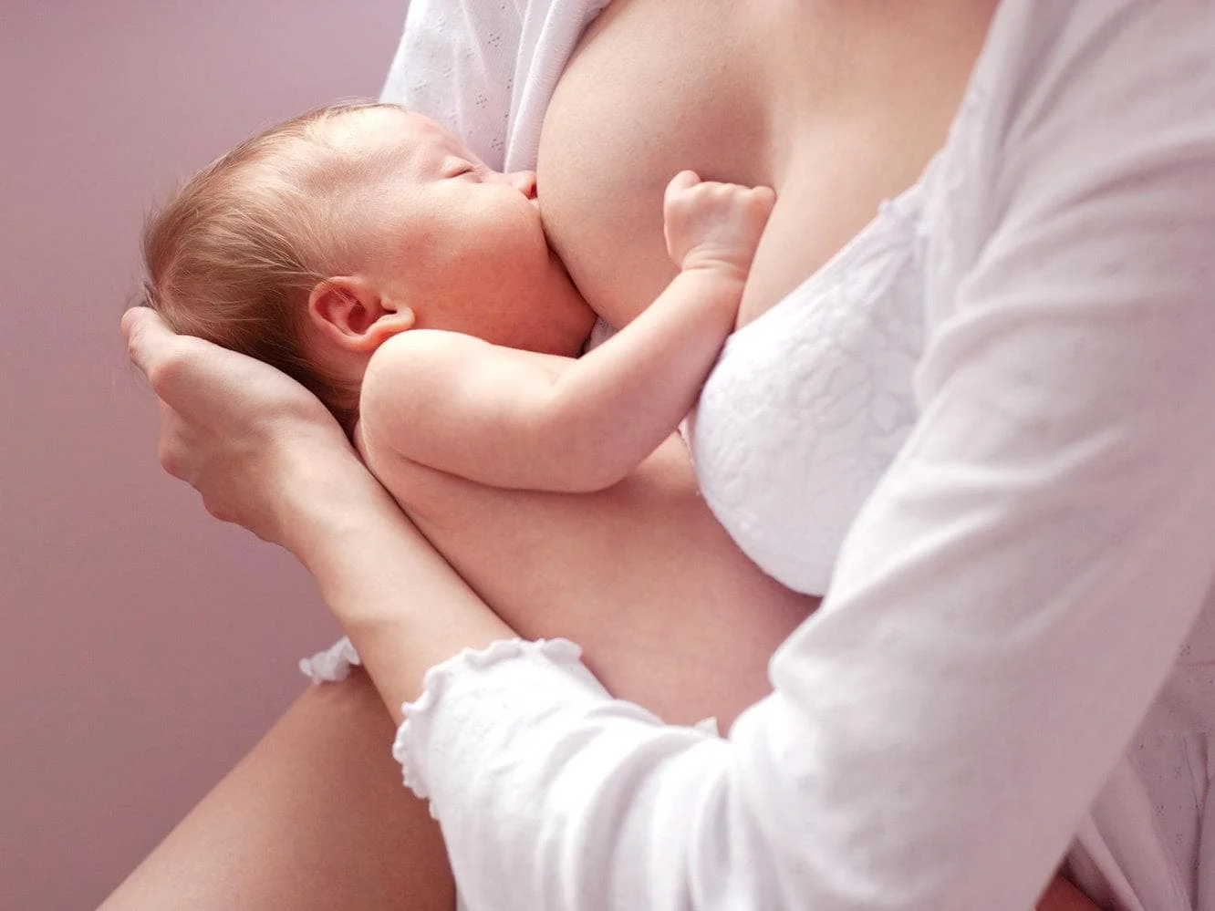 Với trẻ dưới 6 tháng tuổi, bú mẹ trực tiếp là biện pháp bổ sung vitamin C tốt nhất