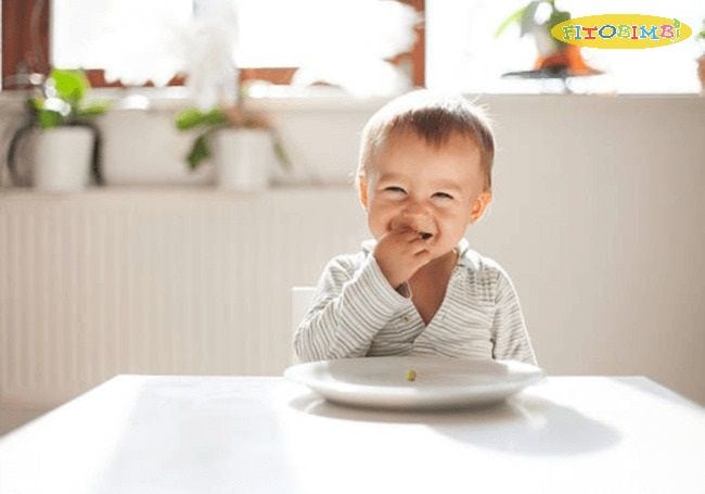 Cho bé uống DHA vào buổi sáng