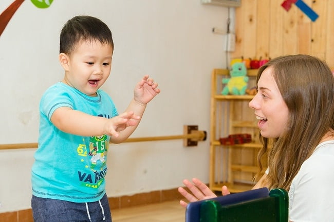 Lưu ngay 6 cách dạy trẻ chậm phát triển ngôn ngữ - Bố mẹ khỏi lo con thua kém bạn bè!