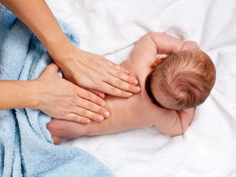 Massage sẽ giúp con thư giãn, ngủ ngon hơn