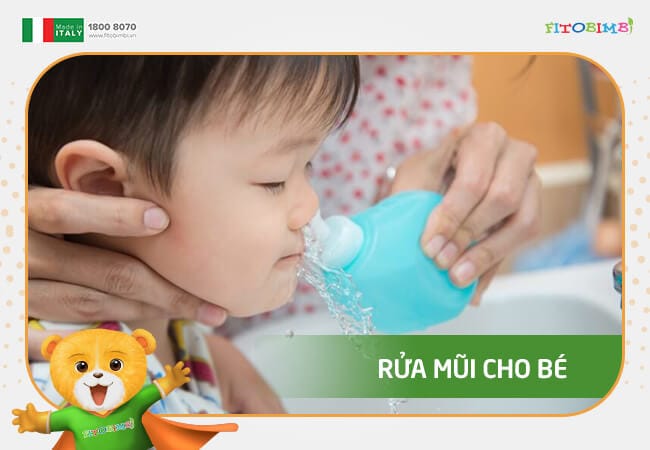 Rửa mũi cho bé bằng dung dịch nước muối sinh lý