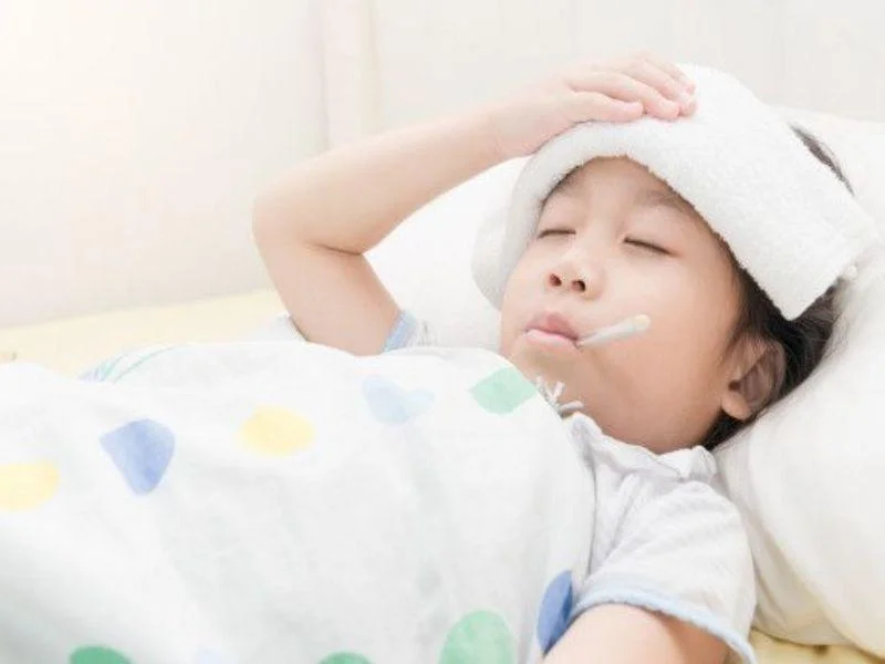 Sốt là hiện tượng phổ biến ở trẻ em do hệ thống miễn dịch chống lại sự tấn công của virus hay vi khuẩn