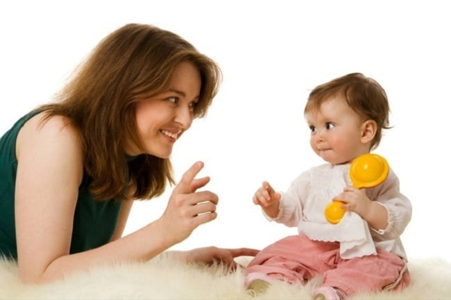Sử dụng ngôn ngữ cơ thể khi giao tiếp với trẻ