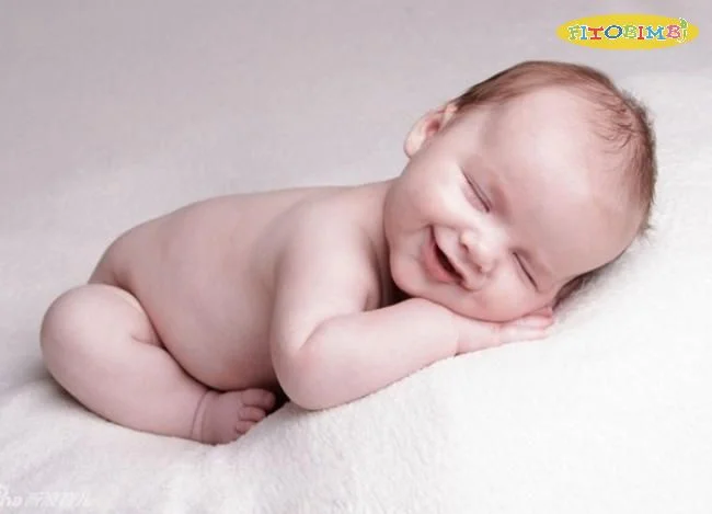Trẻ ngủ miệng mỉm cười