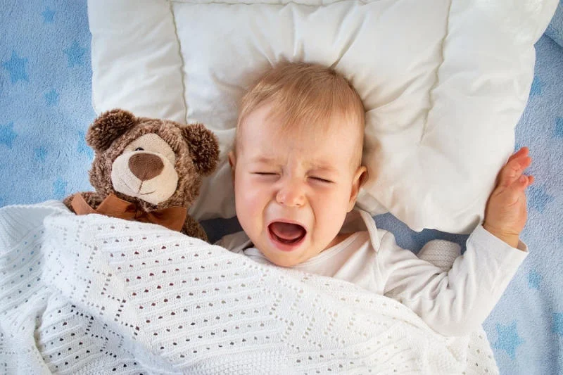 Trẻ sơ sinh ngủ ngày cày đêm, cha mẹ cần làm gì?