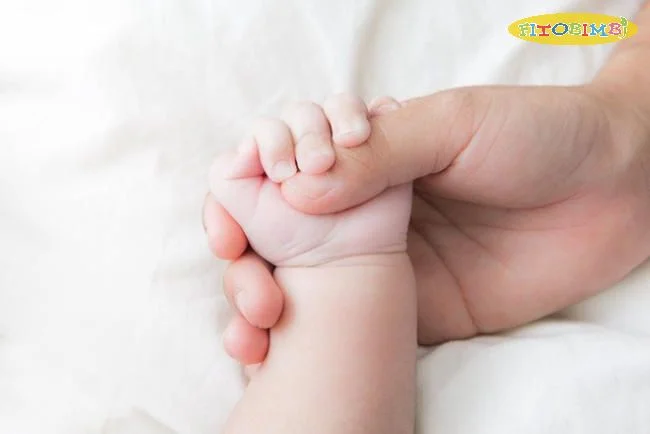 Tư thế ngủ cầm nắm đồ vật