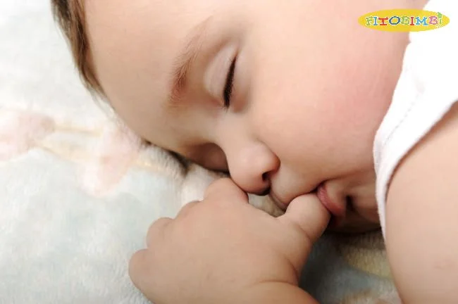 Tư thế ngủ mút tay thể hiện sự thông minh
