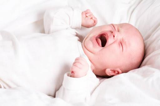 Khóc thét từng cơn, không dỗ được là dấu hiệu nguy hiểm báo động xuất huyết não ở trẻ sơ sinh