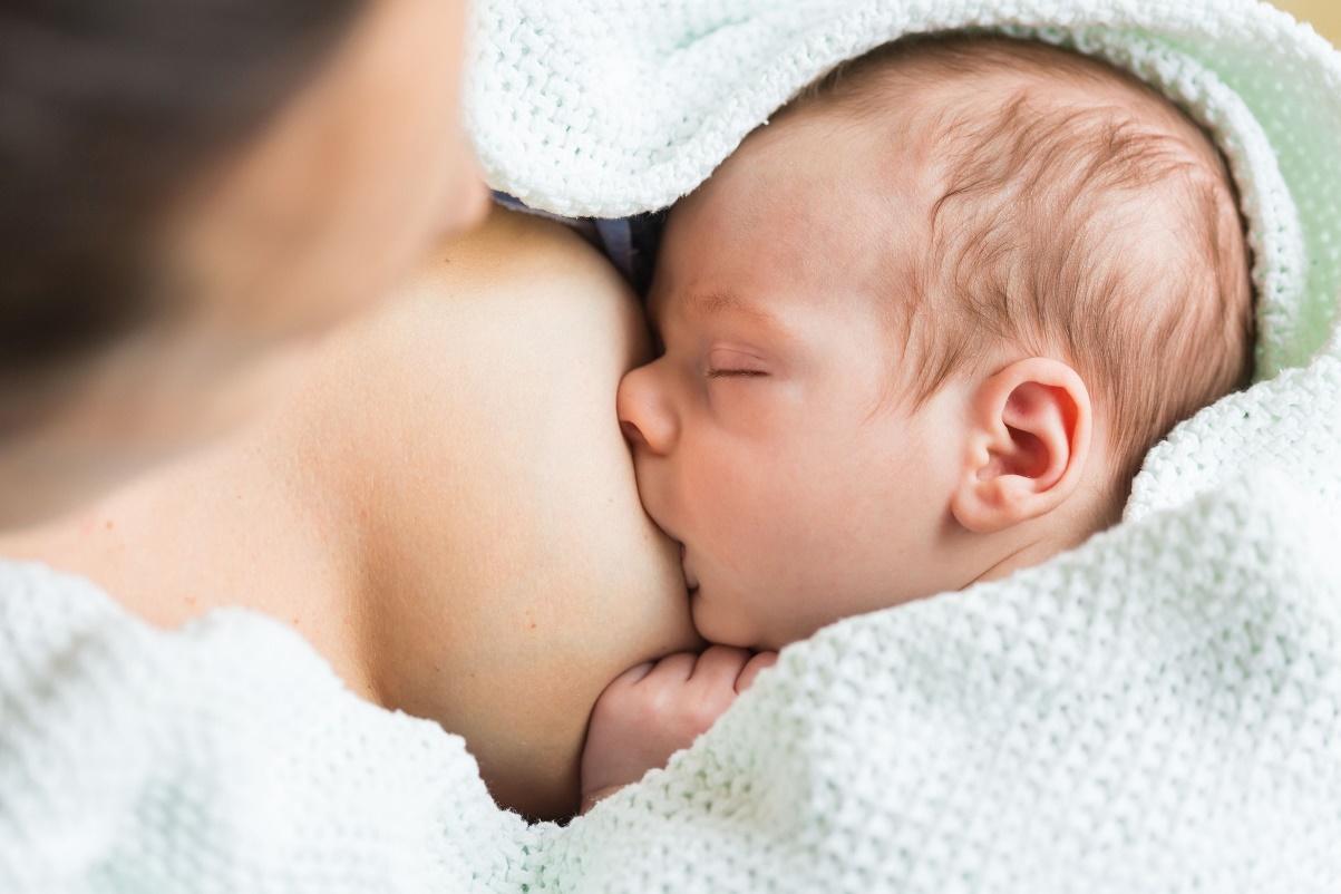 Trẻ bú mẹ hoàn toàn trong 6 tháng đầu đảm bảo nhận đủ nhu cầu vitamin A, B, C