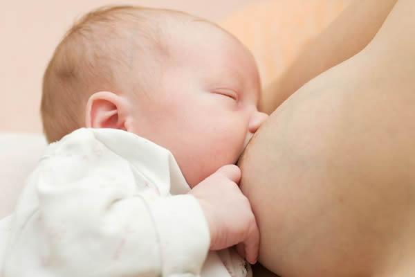 Sữa mẹ không cung cấp đủ nhu cầu vitamin K1 cho trẻ sơ sinh