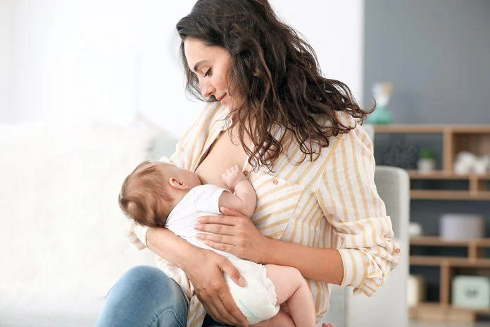 Phụ nữ đang cho con bú cần bổ sung đầy đủ canxi để bảo vệ hệ xương của mẹ và phát triển hệ xương của con