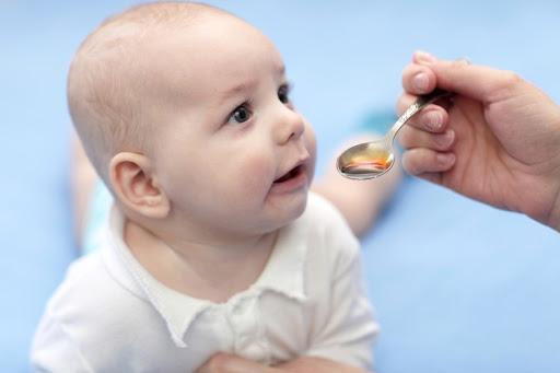 Trẻ từ 6 - 12 tháng tuổi cần uống bổ sung vitamin C và vitamin D hàng ngày