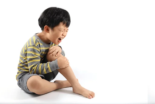 Chuột rút và đau sâu trong xương ở cẳng chân, cẳng tay là dấu hiệu nhận biết trẻ thiếu canxi