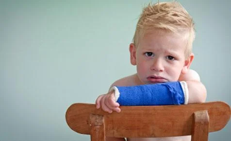 Gãy xương và chậm liền xương là hậu quả nghiêm trọng khi trẻ thiếu canxi