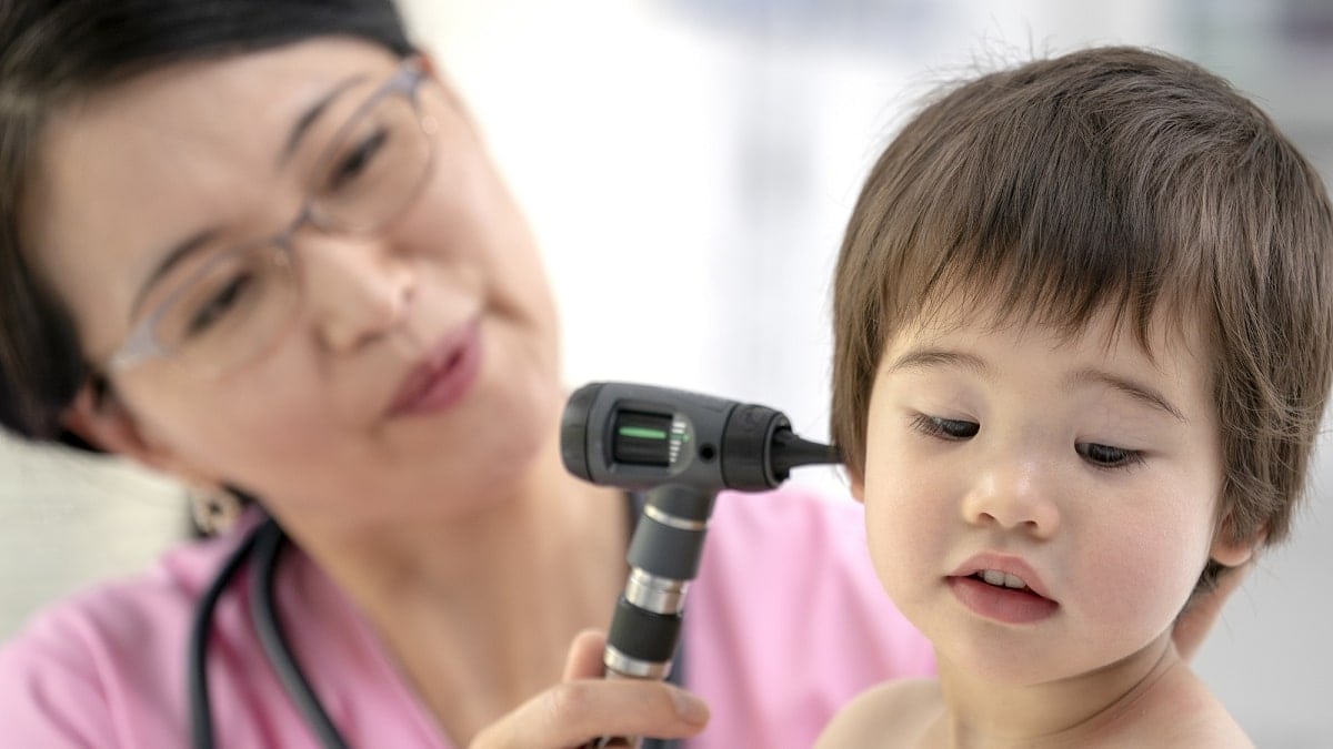 Làm thế nào để làm sạch tai cho trẻ bị viêm tai giữa?
