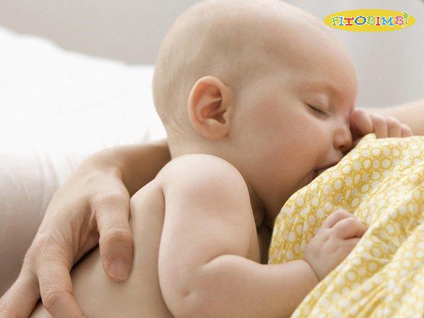 Cho bé bú sữa mẹ ít nhất 6 tháng đầu