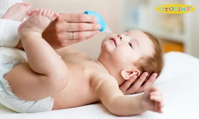 Hút dịch nhầy bằng ống bóp hút mũi