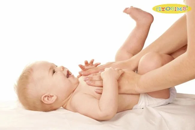 Massage tinh dầu khuynh diệp trị ho cho bé