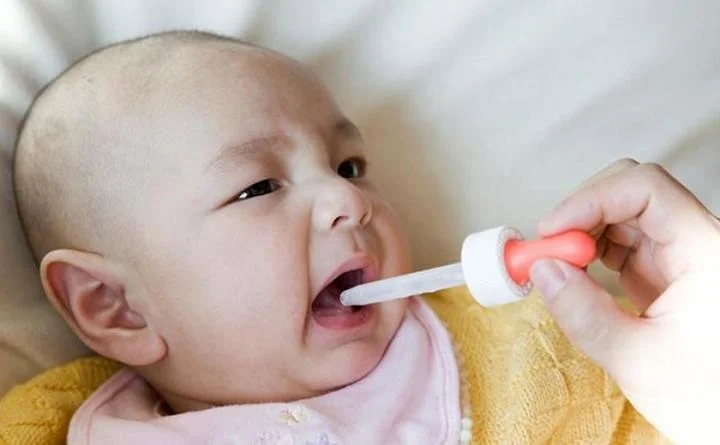 Cho trẻ thiếu canxi và vitamin D uống bổ sung vi chất là biện pháp đơn giản, nhanh chóng và hiệu quả