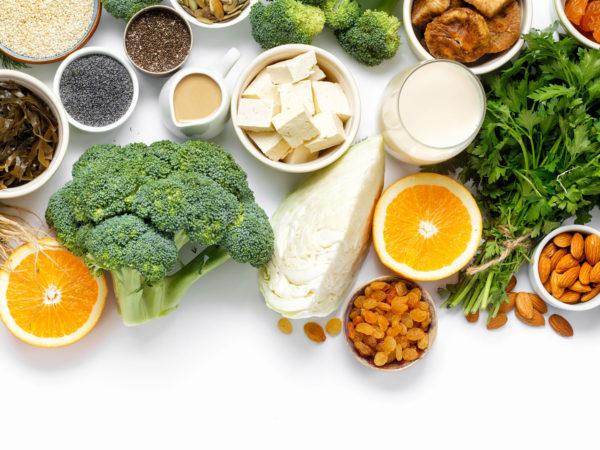 Phụ nữ đang cho con bú nên ăn nhiều thực phẩm giàu canxi và vitamin D