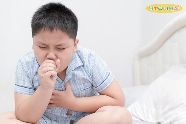 Bé bị ho, ngứa cổ họng cần được điều trị phù hợp tùy theo nguyên nhân gây bệnh
