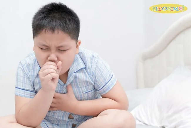 Bé bị ho, ngứa cổ họng cần được điều trị phù hợp tùy theo nguyên nhân gây bệnh