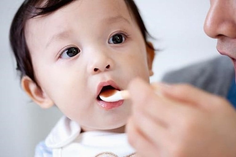 Dùng sắt cho bé dưới 1 tuổi sau bữa ăn mỗi ngày