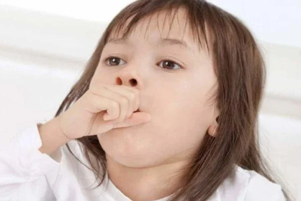 Ho ngứa cổ họng là triệu chứng thường gặp ở trẻ em