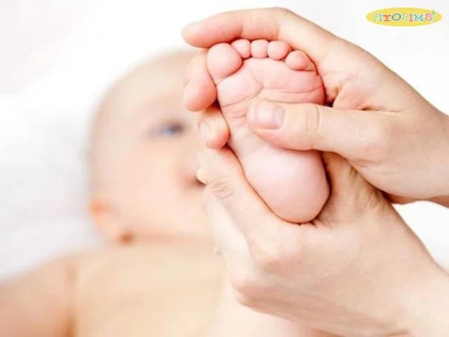 Massage tinh dầu tràm cho bé