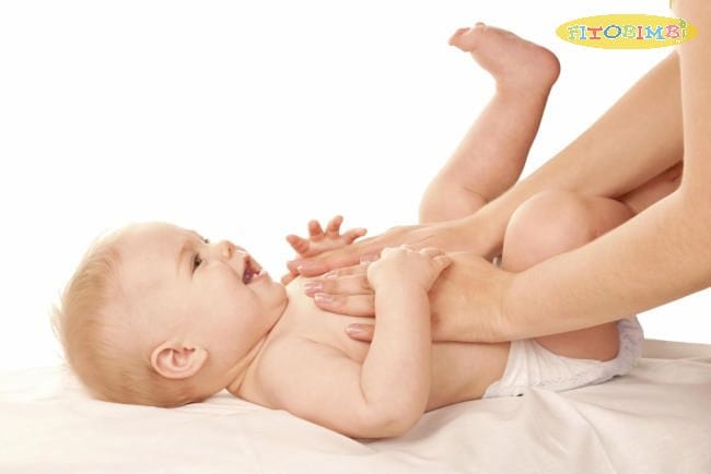 Massage tinh dầu tràm cho bé