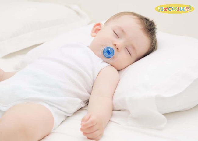 Nâng cao gối cho trẻ khi ngủ