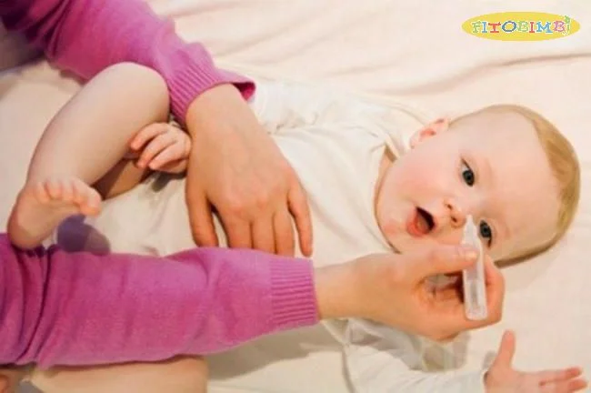 Nhỏ mũi bằng nước muối sinh lý cho bé