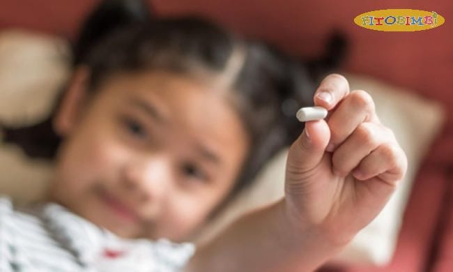 Có những tác dụng phụ nào mà trẻ em có thể gặp phải khi sử dụng kháng sinh để điều trị viêm họng?
